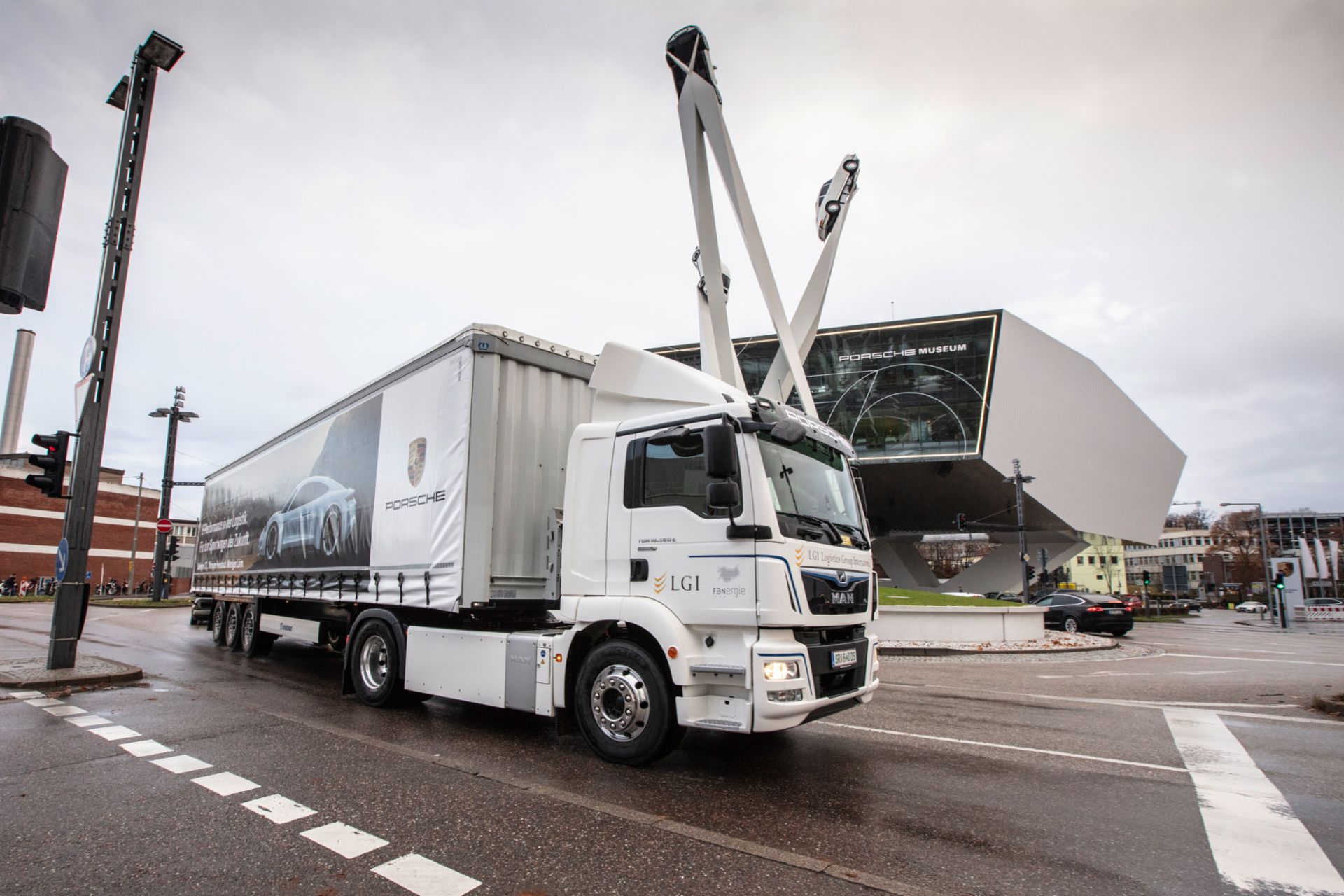 Der MAN eTGM wird im Lieferverkehr zwischen dem Logistik-Partner LGI Logistics Group International GmbH und dem Porsche Werk eingesetzt.