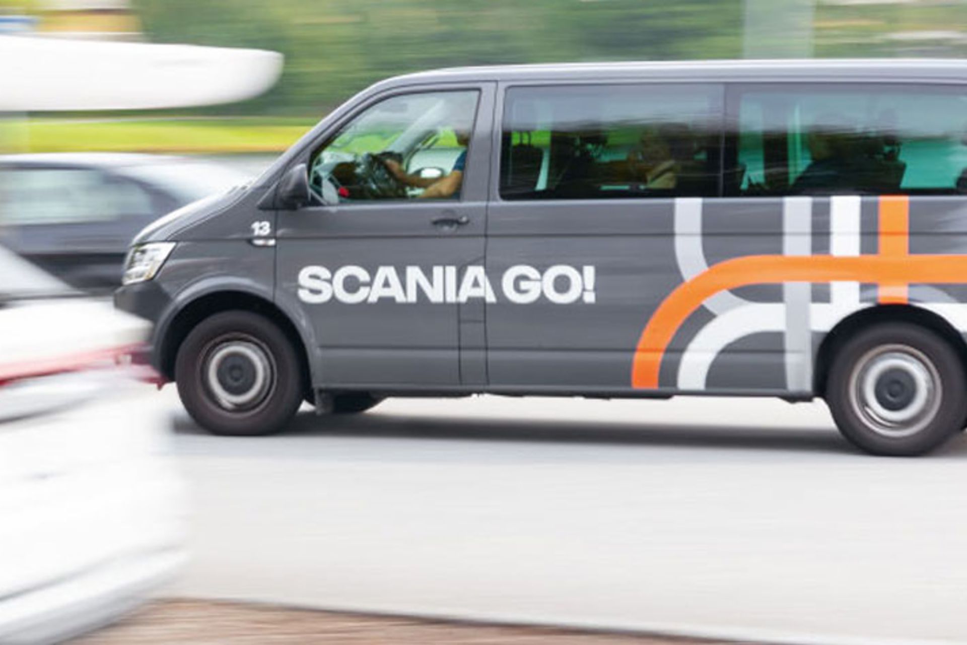 Mitarbeiter auf dem Scania-Campus in Södertälje testen den nachhaltigen Mobilitätsdienst Scania Go im realen Betrieb.