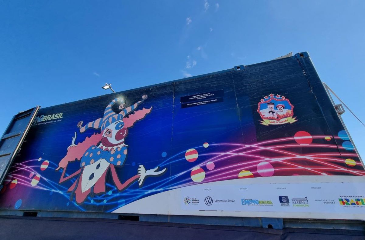 Mobile Stage: project brings art to disadvantaged communities aboard the VW Constellation